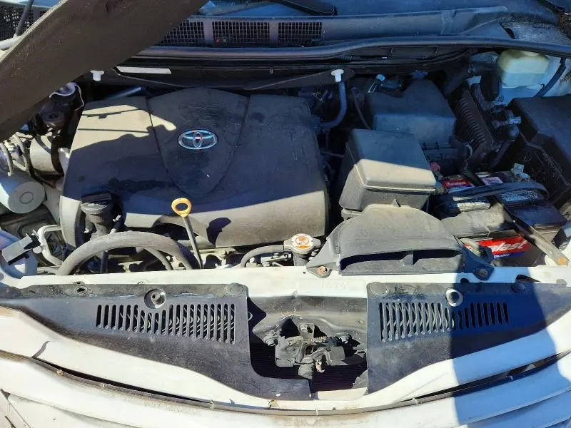 2017 TOYOTA SIENNA LE  