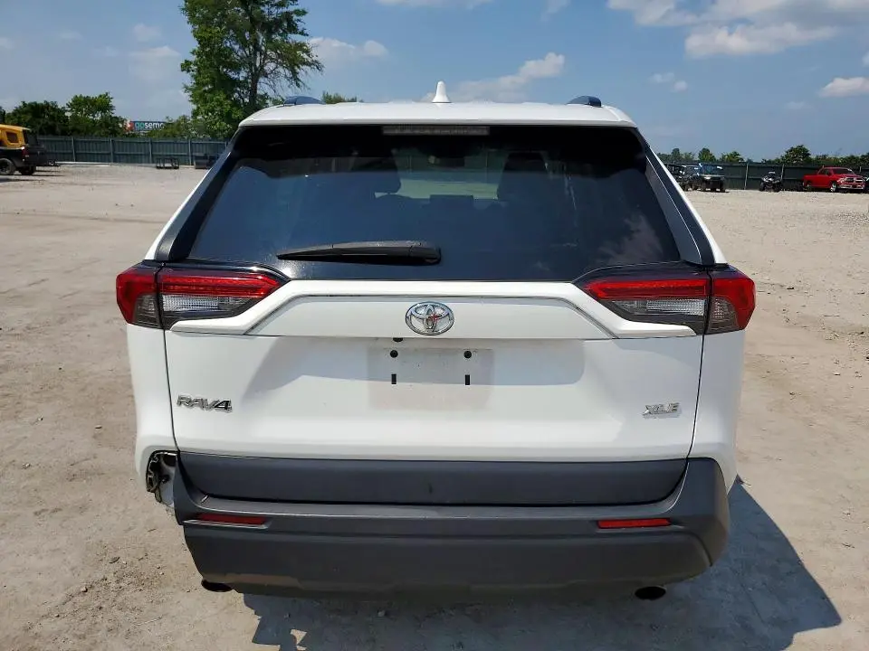 2021 TOYOTA RAV4 XLE  