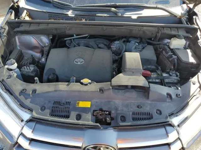 2017 TOYOTA HIGHLANDER SE  