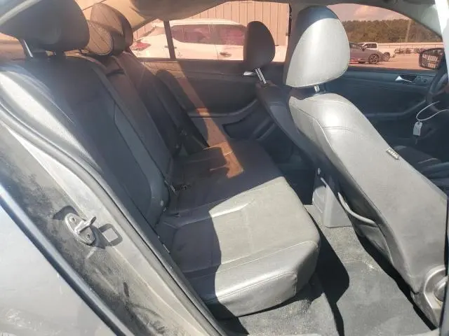 2011 VOLKSWAGEN JETTA SE  