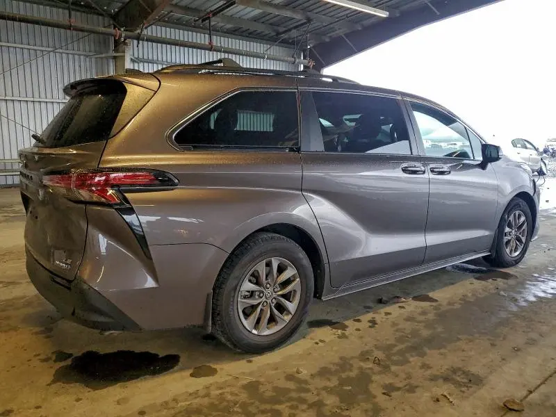 2022 TOYOTA SIENNA LE  