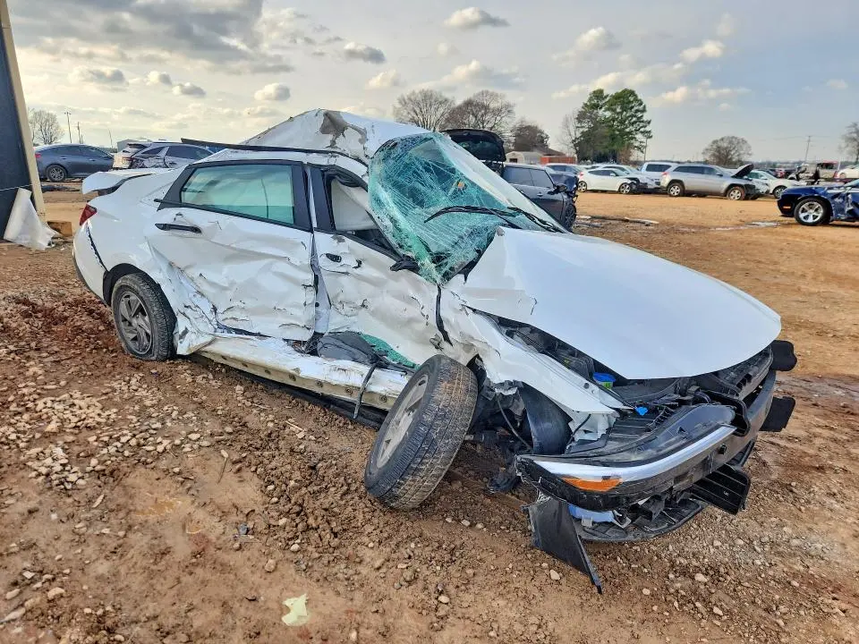 2025 HYUNDAI ELANTRA SE  