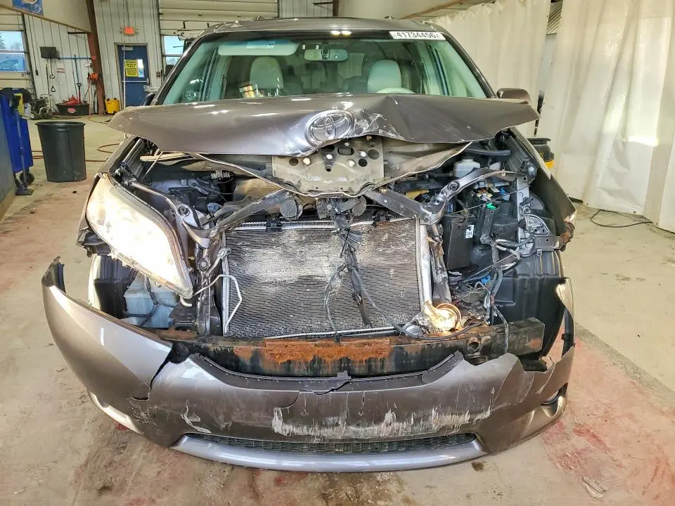 2014 TOYOTA SIENNA XLE 8-PASSENGER  