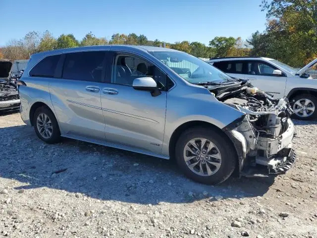 2021 TOYOTA SIENNA XLE  