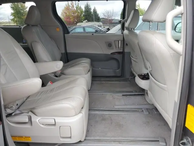 2011 TOYOTA SIENNA XLE  