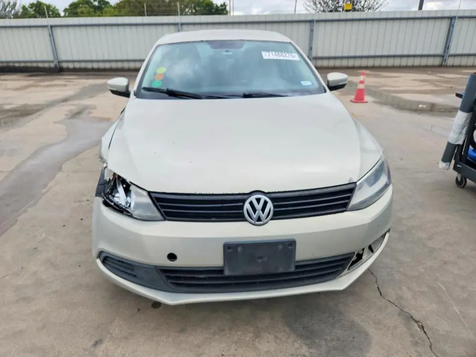 2011 VOLKSWAGEN JETTA SE  