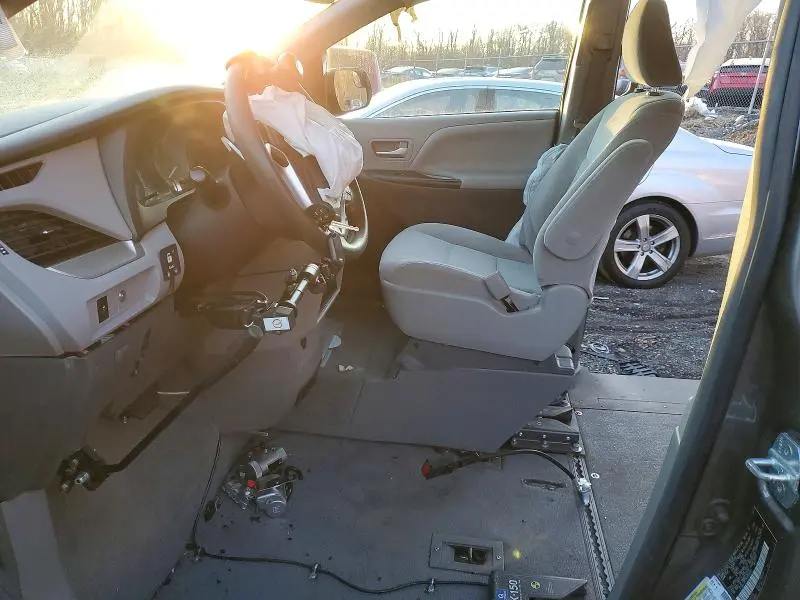 2019 TOYOTA SIENNA LE 8-PASSENGER  