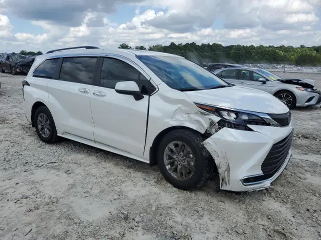 2024 TOYOTA SIENNA XLE  