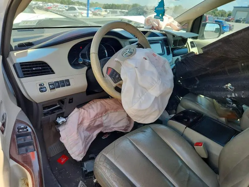 2014 TOYOTA SIENNA XLE 8-PASSENGER  