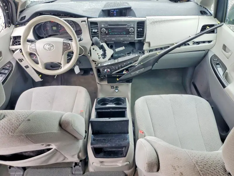 2013 TOYOTA SIENNA LE  
