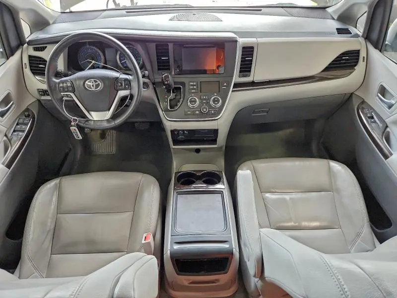 2017 TOYOTA SIENNA XLE  