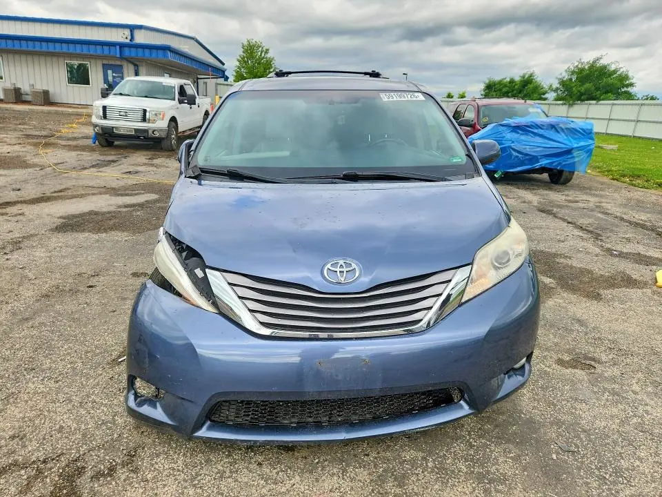 2017 TOYOTA SIENNA XLE PREMIUM 8-PASSENGER  
