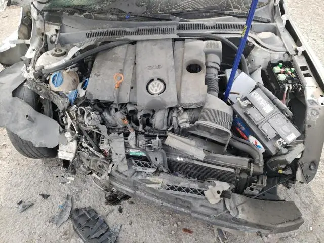 2013 VOLKSWAGEN JETTA SE  