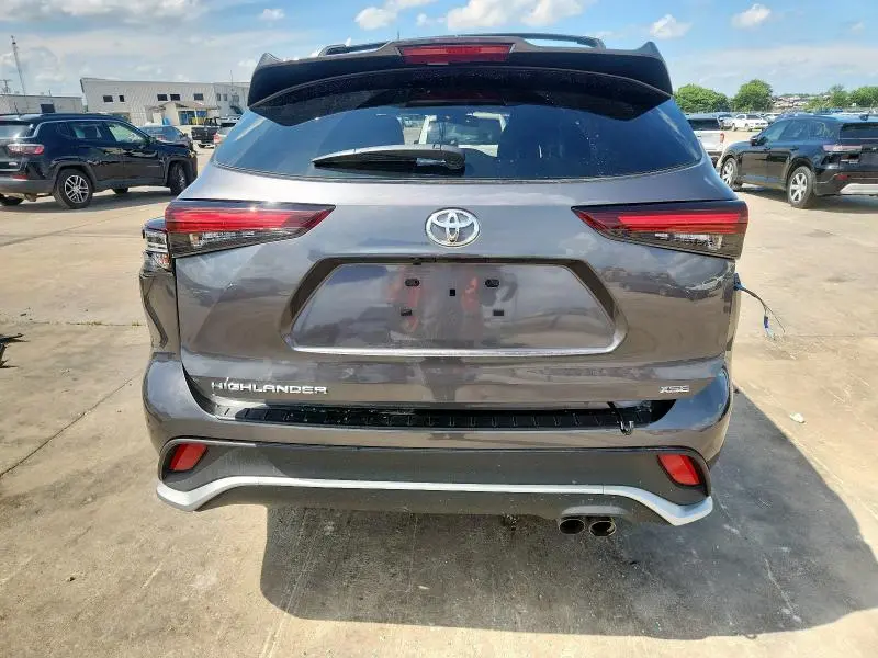 2024 TOYOTA HIGHLANDER LE  