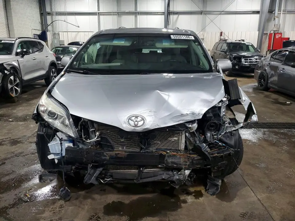 2016 TOYOTA SIENNA XLE PREMIUM 8-PASSENGER  