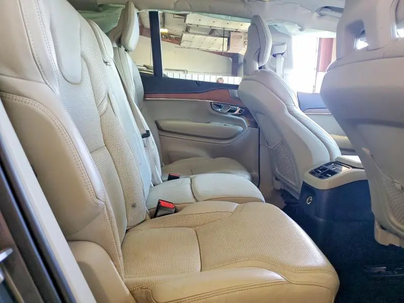 2017 VOLVO XC90 T8  