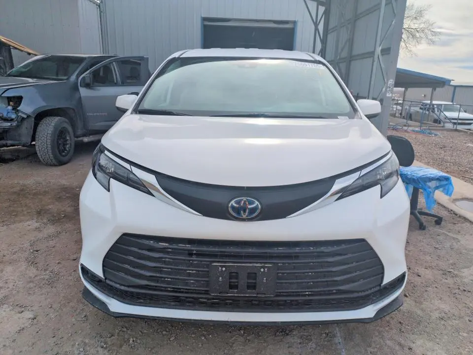 2025 TOYOTA SIENNA LE  