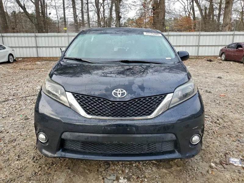 2016 TOYOTA SIENNA SE  