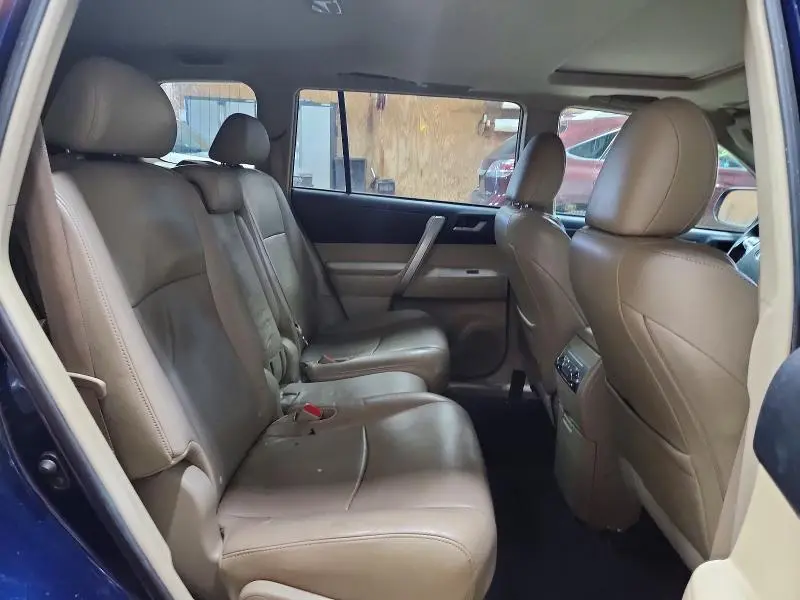 2013 TOYOTA HIGHLANDER SE  