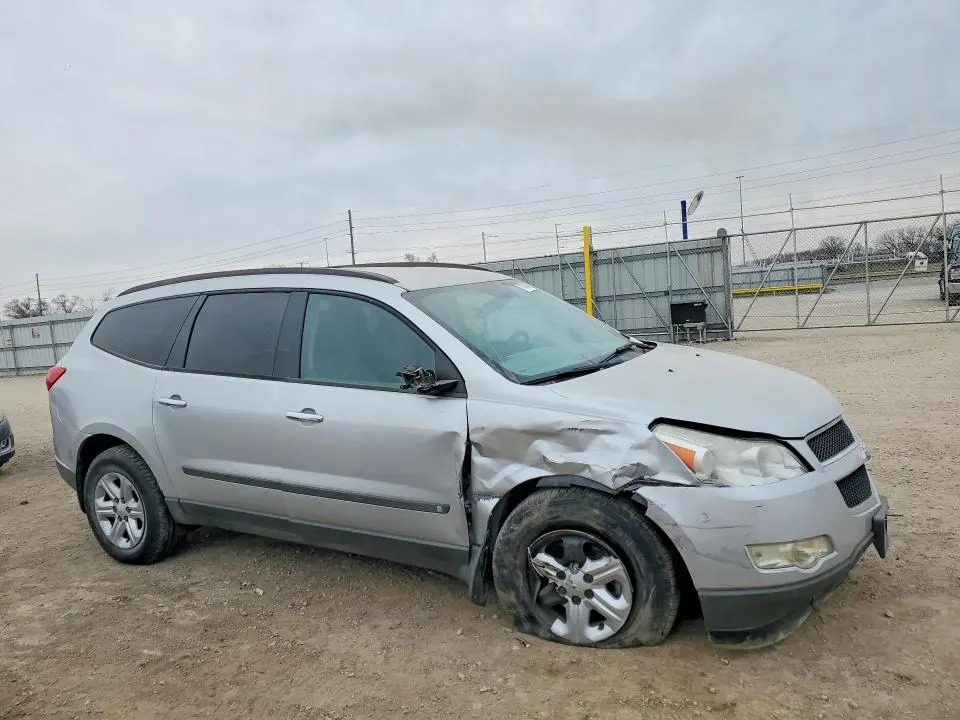 2010 CHEVROLET TRAVERSE LS  