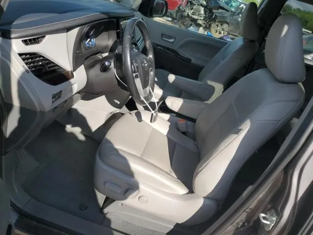 2020 TOYOTA SIENNA XLE  
