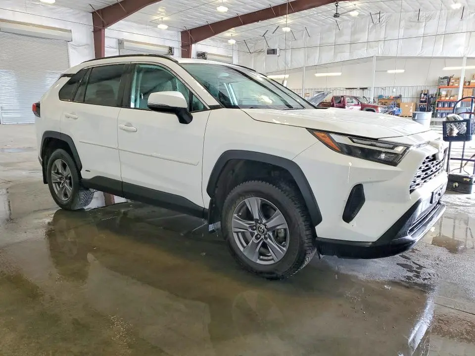 2022 TOYOTA RAV4 XLE  