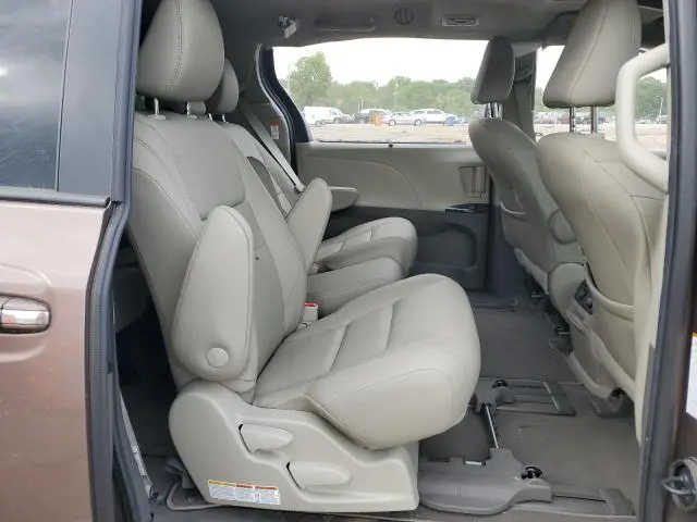 2020 TOYOTA SIENNA XLE  