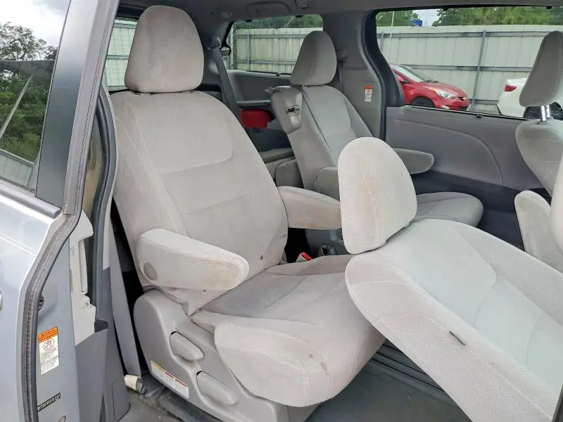 2015 TOYOTA SIENNA LE  