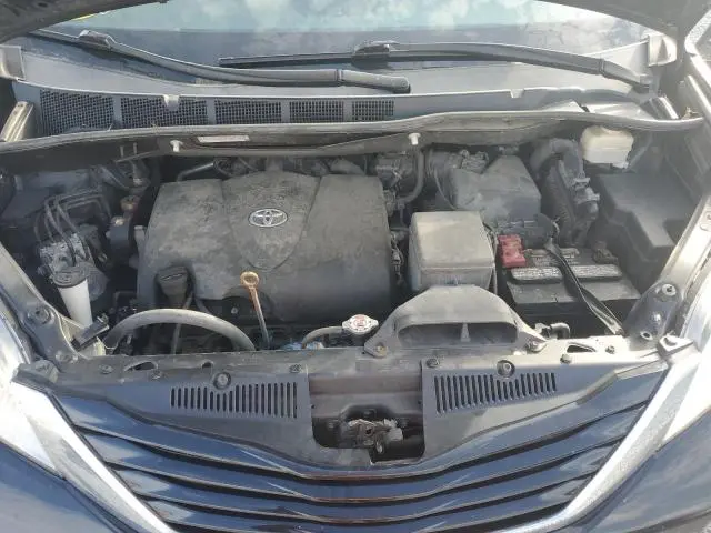 2017 TOYOTA SIENNA LE  