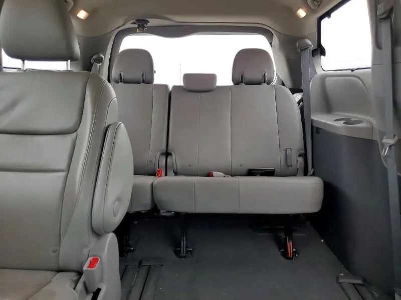 2019 TOYOTA SIENNA XLE PREMIUM 8-PASSENGER  