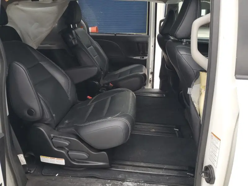 2019 TOYOTA SIENNA SE  