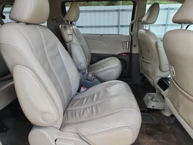 2014 TOYOTA SIENNA XLE