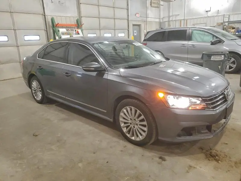 2016 VOLKSWAGEN PASSAT SE  