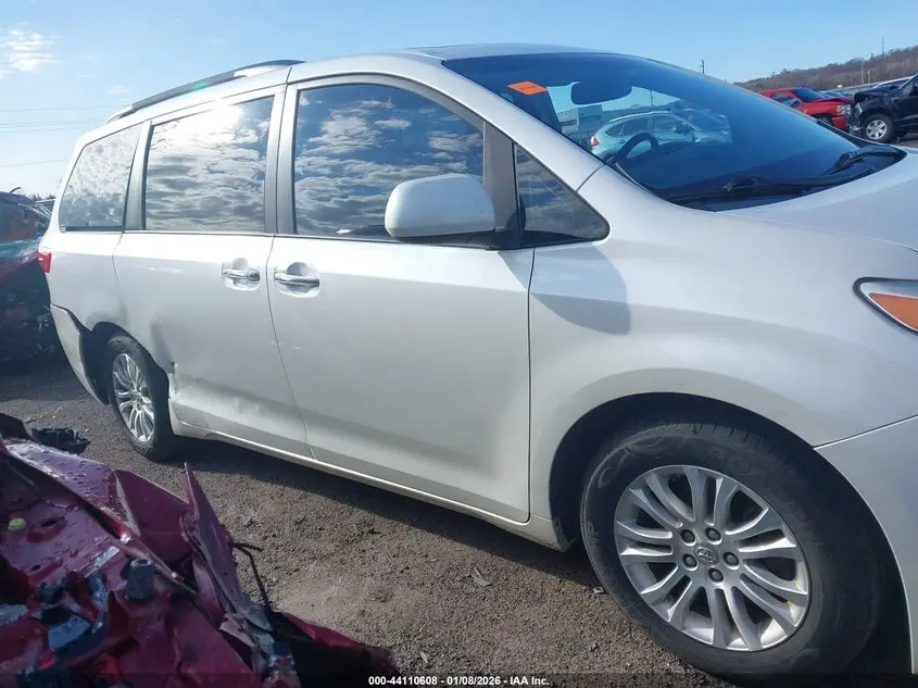 2016 TOYOTA SIENNA XLE 8 PASSENGER