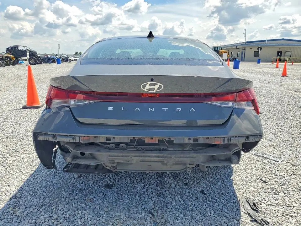 2024 HYUNDAI ELANTRA SE  