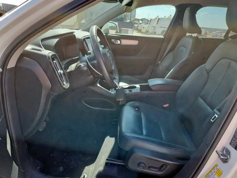2021 VOLVO XC40 T5 MOMENTUM  