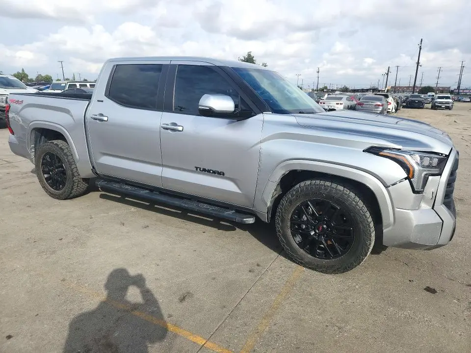 2024 TOYOTA TUNDRA SR5  