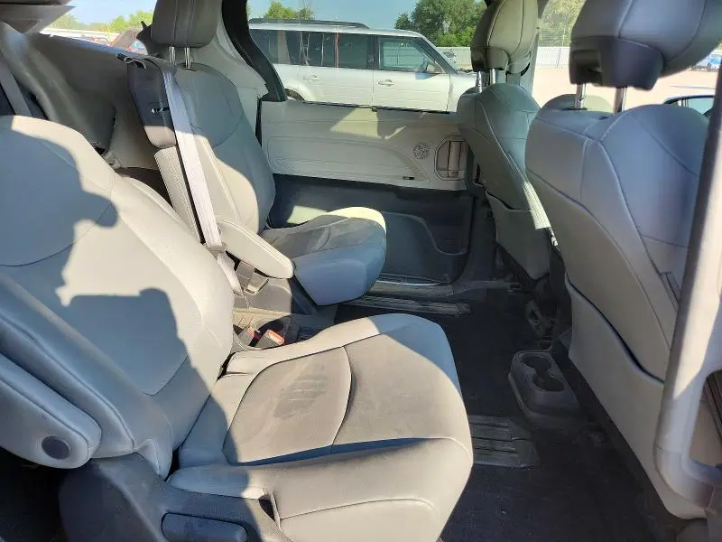 2023 TOYOTA SIENNA XLE  