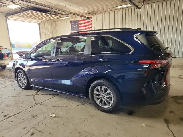 2021 TOYOTA SIENNA XLE  