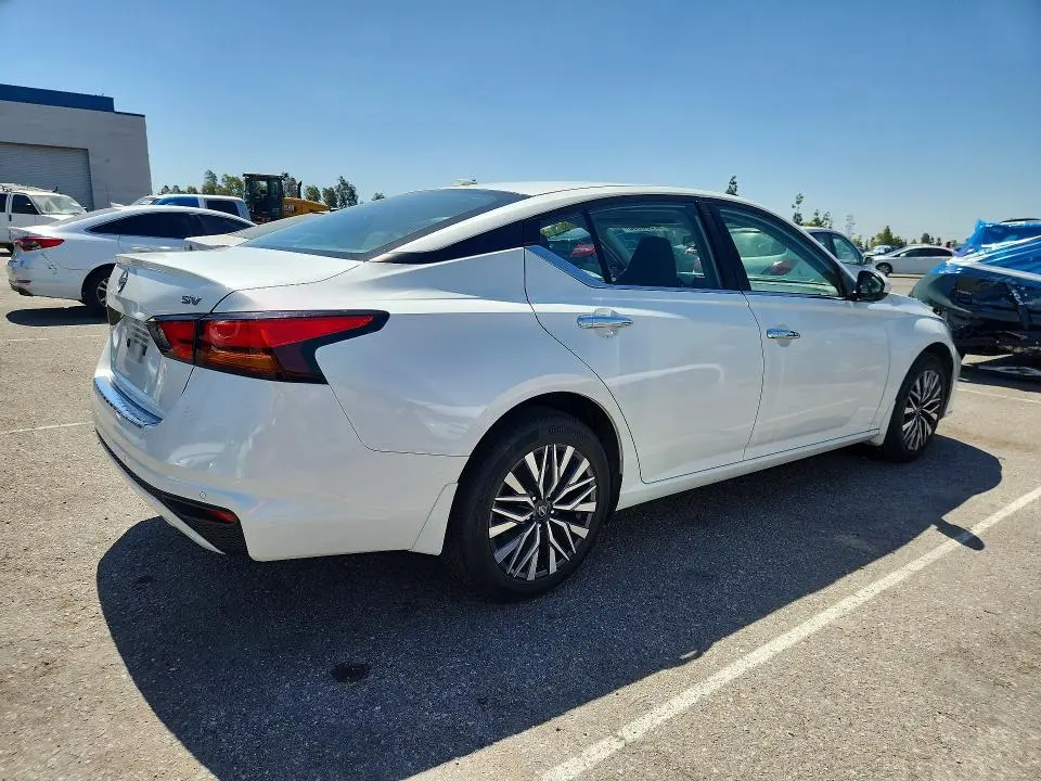 2023 NISSAN ALTIMA SV  