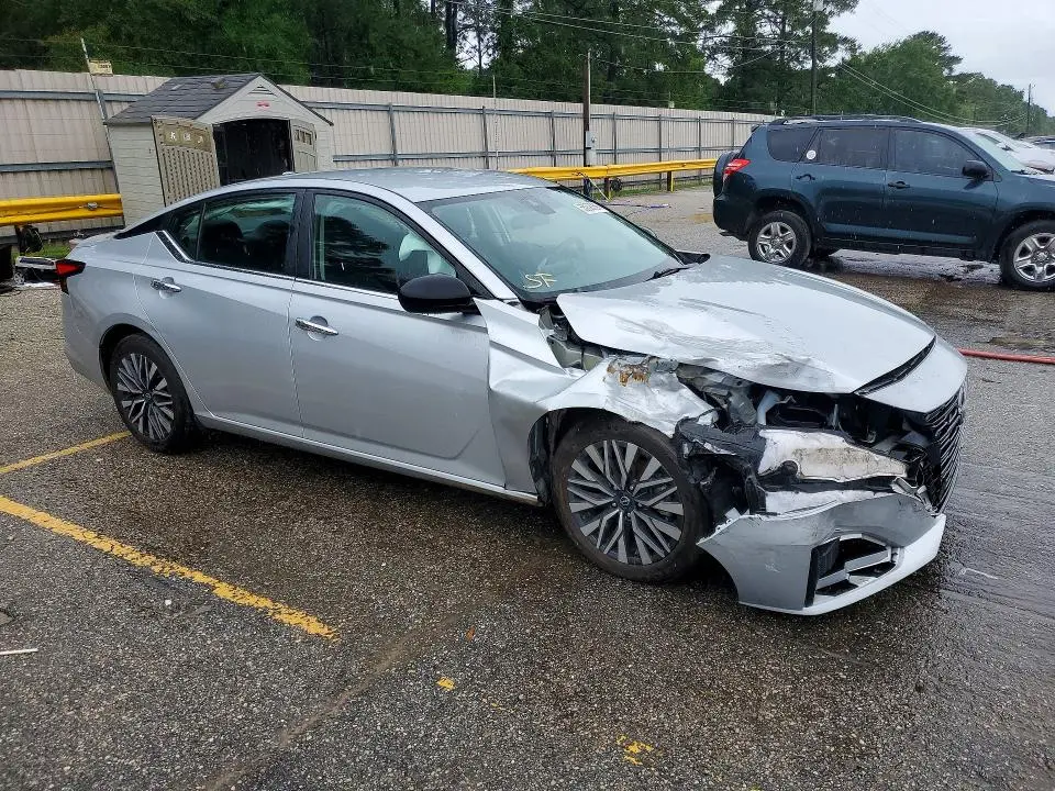 2024 NISSAN ALTIMA SV  