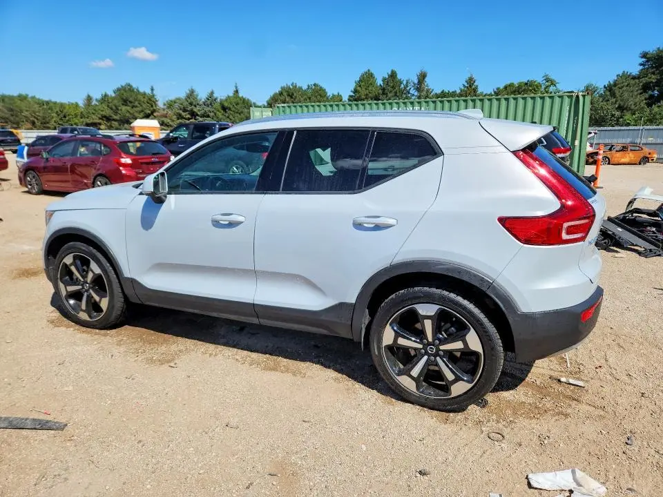 2020 VOLVO XC40 T5 MOMENTUM  