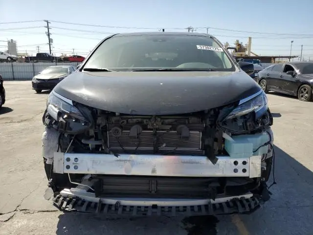 2021 TOYOTA SIENNA XLE  
