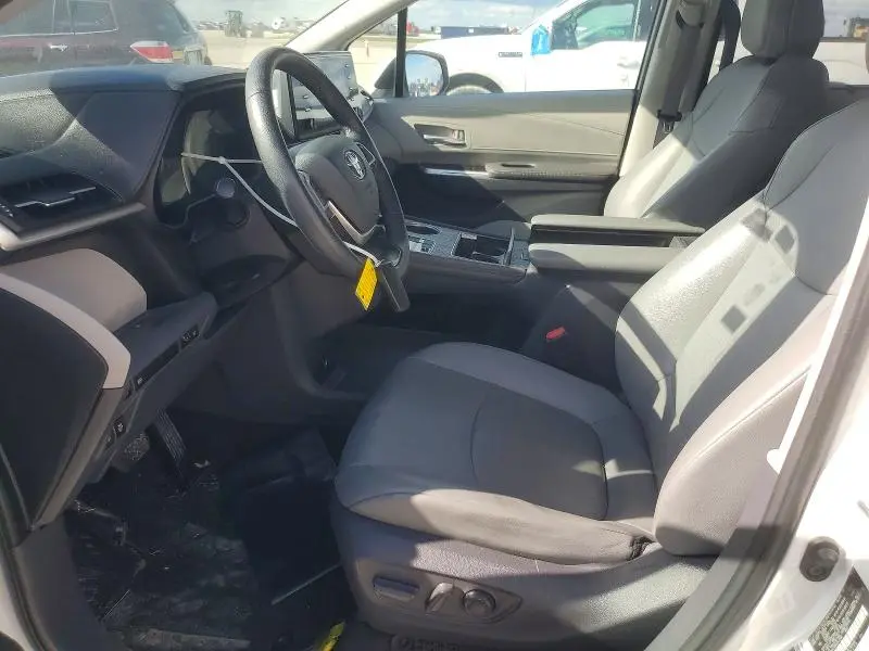 2021 TOYOTA SIENNA XLE  