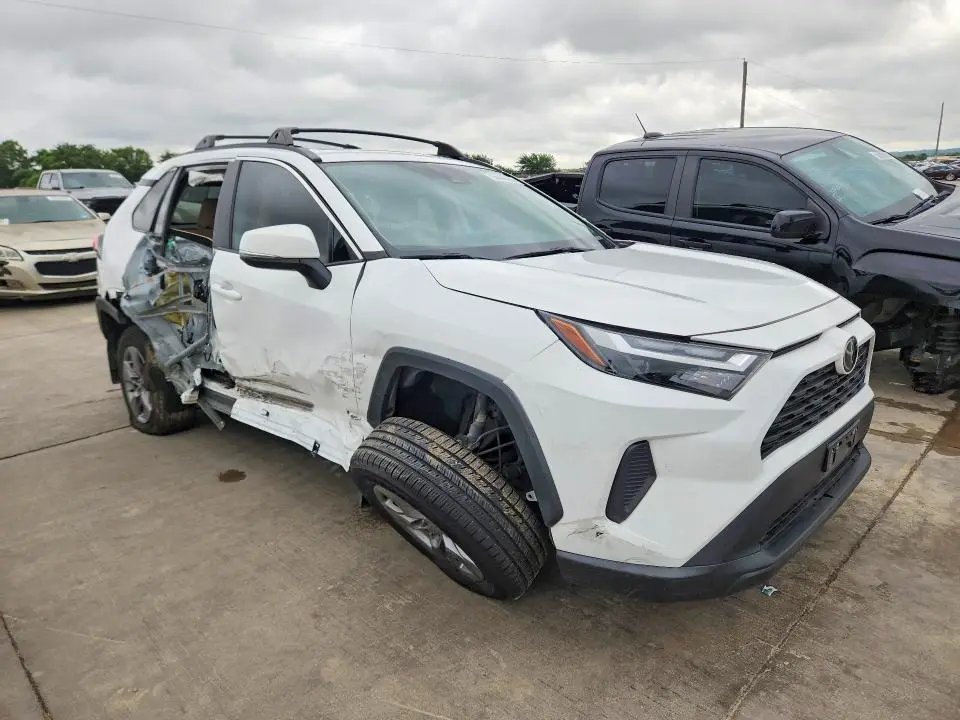 2024 TOYOTA RAV4 XLE  