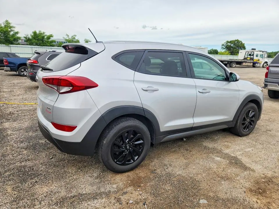 2016 HYUNDAI TUCSON SE  