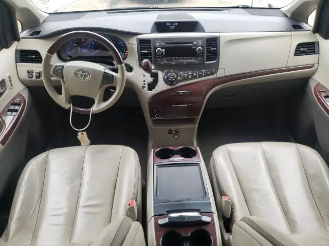 2013 TOYOTA SIENNA XLE  
