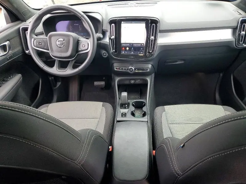 2025 VOLVO XC40 CORE  