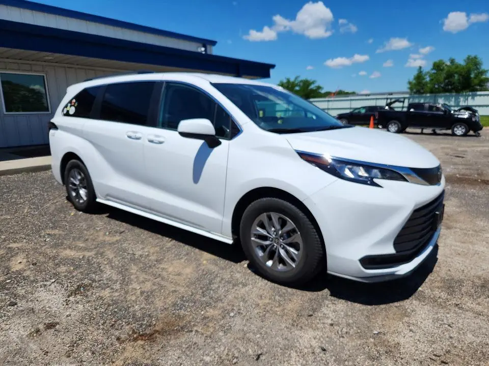 2022 TOYOTA SIENNA LE  