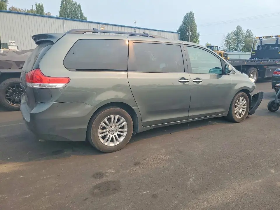 2013 TOYOTA SIENNA XLE 8-PASSENGER  